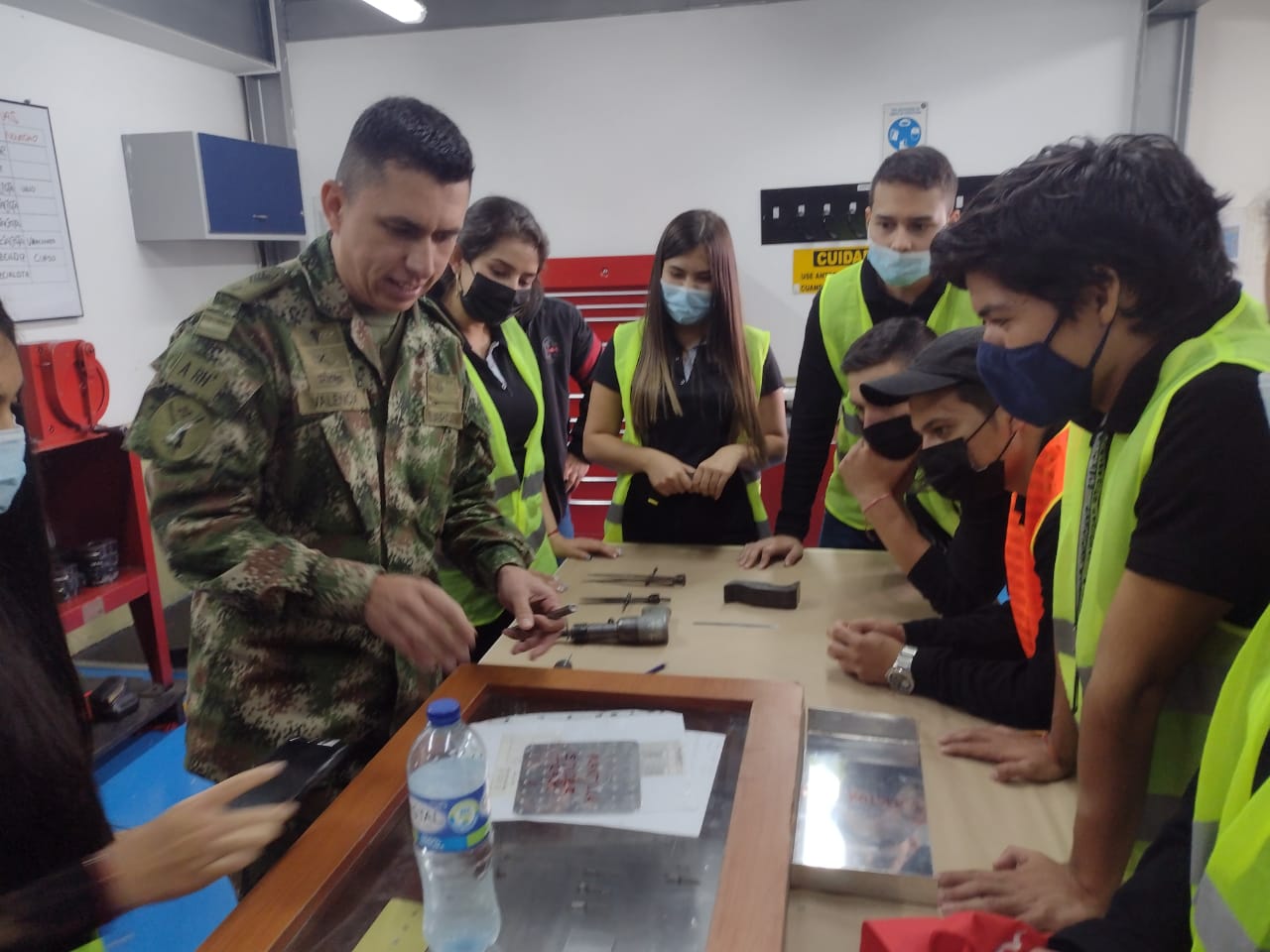 Visita de alumnos de Ingeniería Aeronáutica al Taller de Estructuras.
