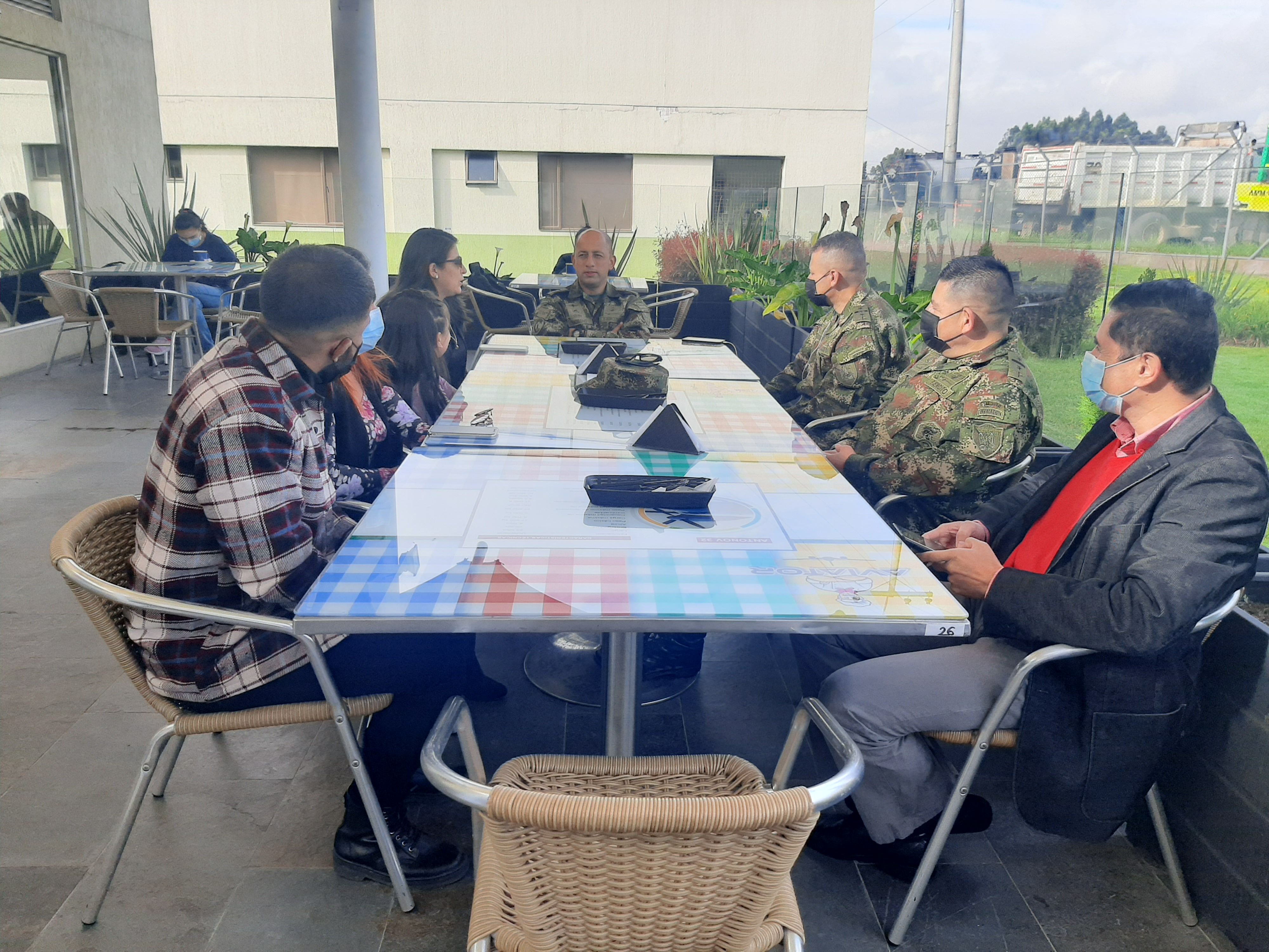 Desayuno con los docentes del programa de Ingeniería Aeronáutica.