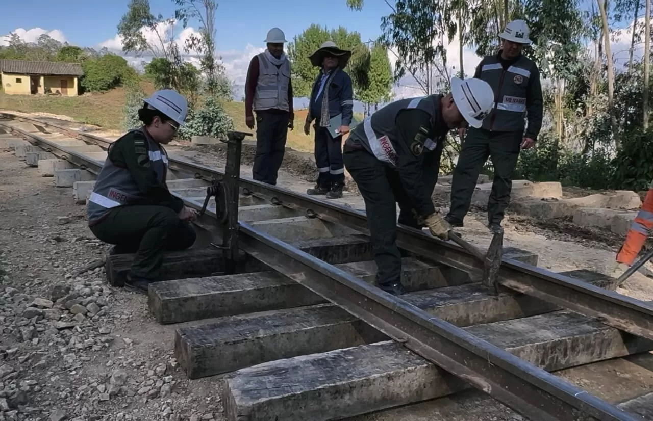 La Escuela de Ingenieros Militares y el Comando de Ingenieros Militares contribuyen al fortalecimiento del transporte ferroviario en Colombia
