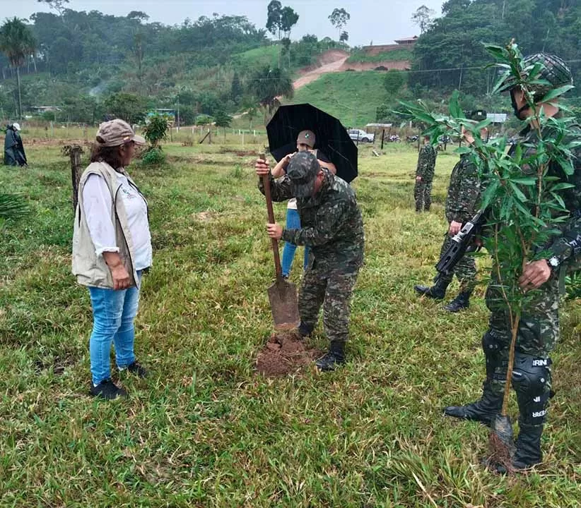 Soldados del Ejército Nacional siembran vida y esperanza en el Caquetá con acciones que fortalecen la seguridad ambiental y el bienestar de las comunidades