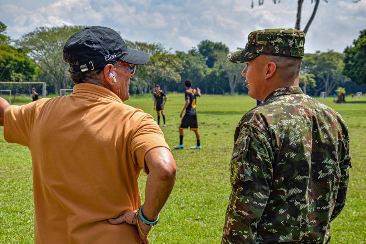 Equipo de Scouting del Club Athletico Paranaense, con apoyo del Ejército Nacional, llegó a Colombia para conocer jóvenes talentos del Fútbol de comunidades vulnerables