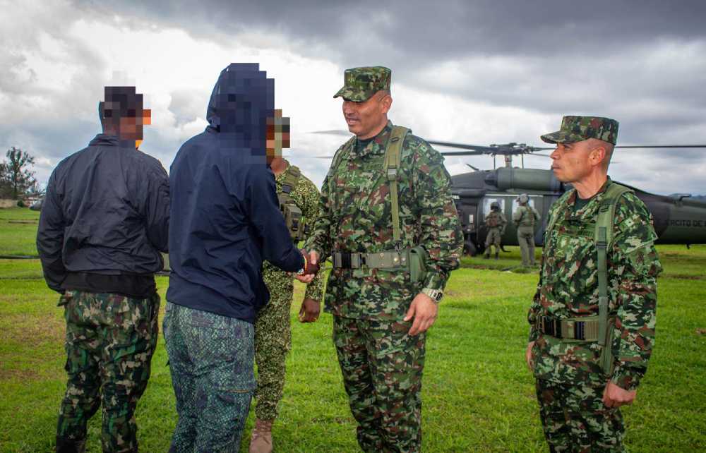 Ejército Nacional recibió dos sometimientos voluntarios y material de guerra al servicio de alias Iván Mordisco en el Cañón del Micay, Cauca