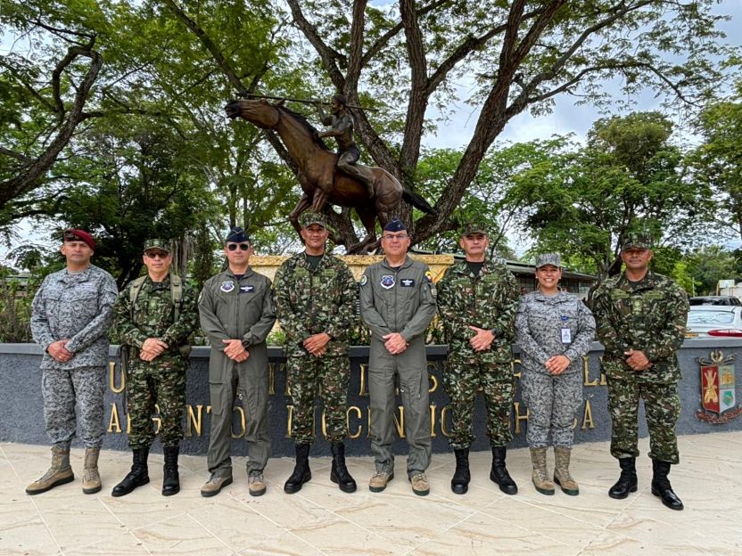 Escuela Militar de Suboficiales recibió delegación académica de la Fuerza Aeroespacial Colombiana