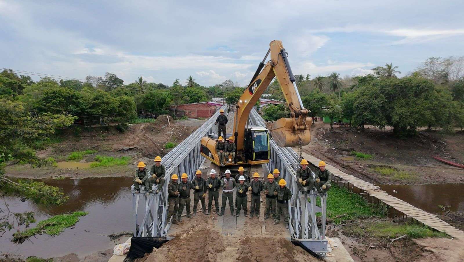 Ejército Nacional fortalece la conectividad en La Mojana sucreña con la instalación de puente militar