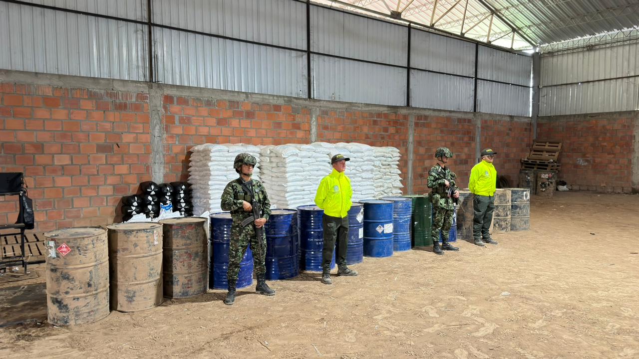 Ejército Nacional y Policía Nacional ubicaron depósito ilegal con más de 14 toneladas de insumos químicos en el Cesar