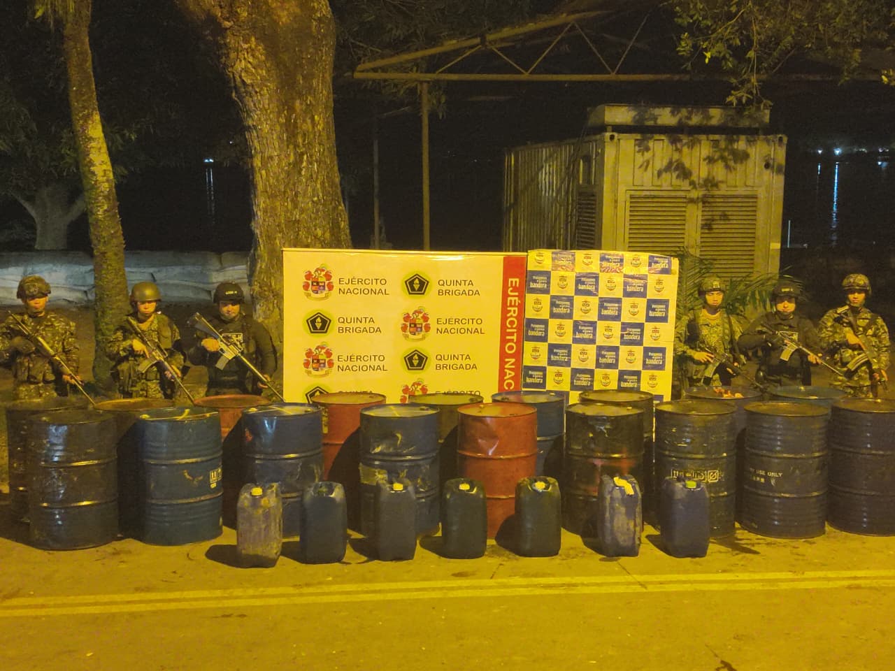 Golpe al tráfico ilegal de hidrocarburos en el río Magdalena: tropas del Ejército ubicaron canoa con más de mil galones de combustible